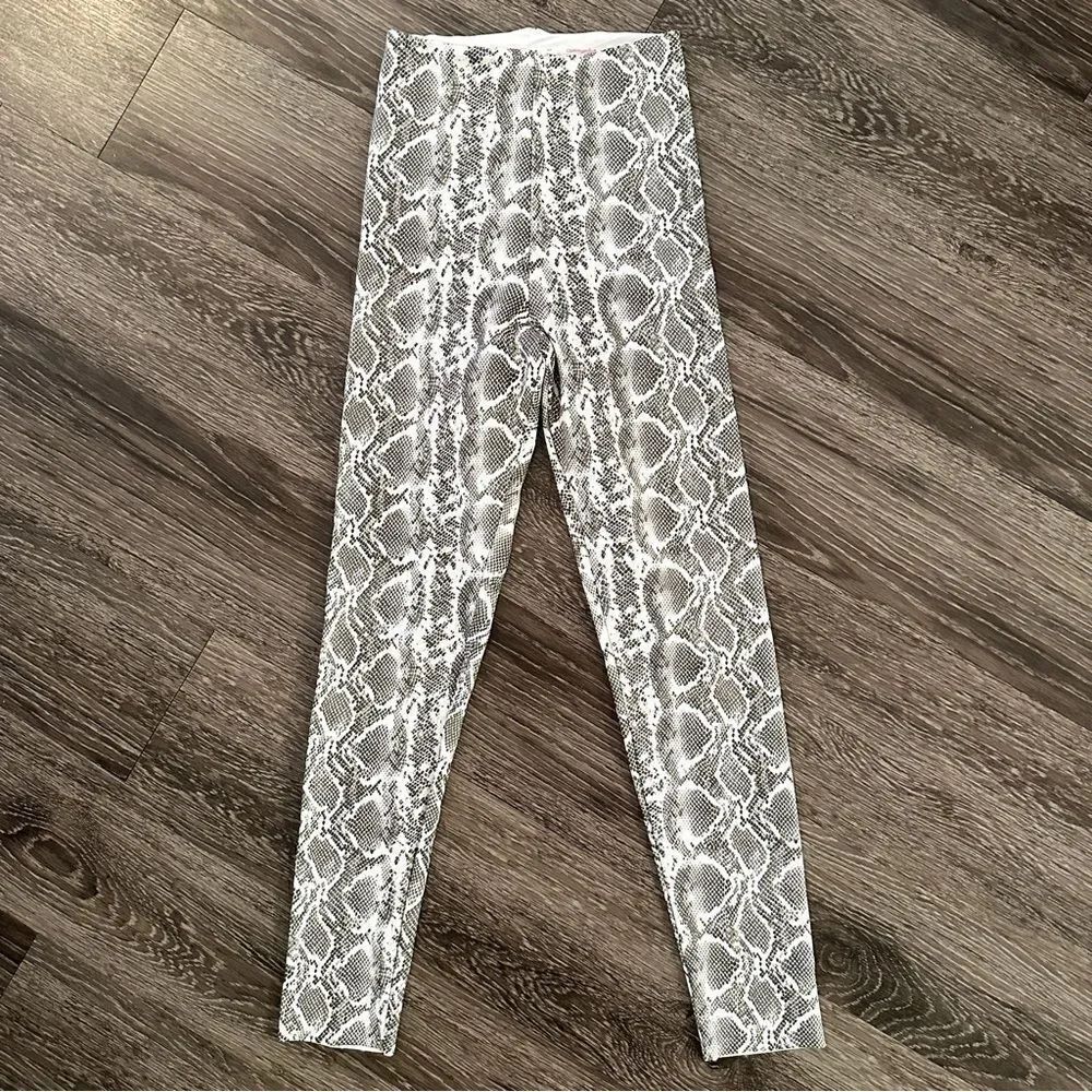 Commando Faux Leather Animal Leggingโin Fog PythonโNew